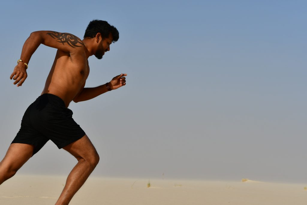 atleta corriendo por la playa
